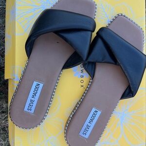 Steve Madden Black/Tan Leather Flats